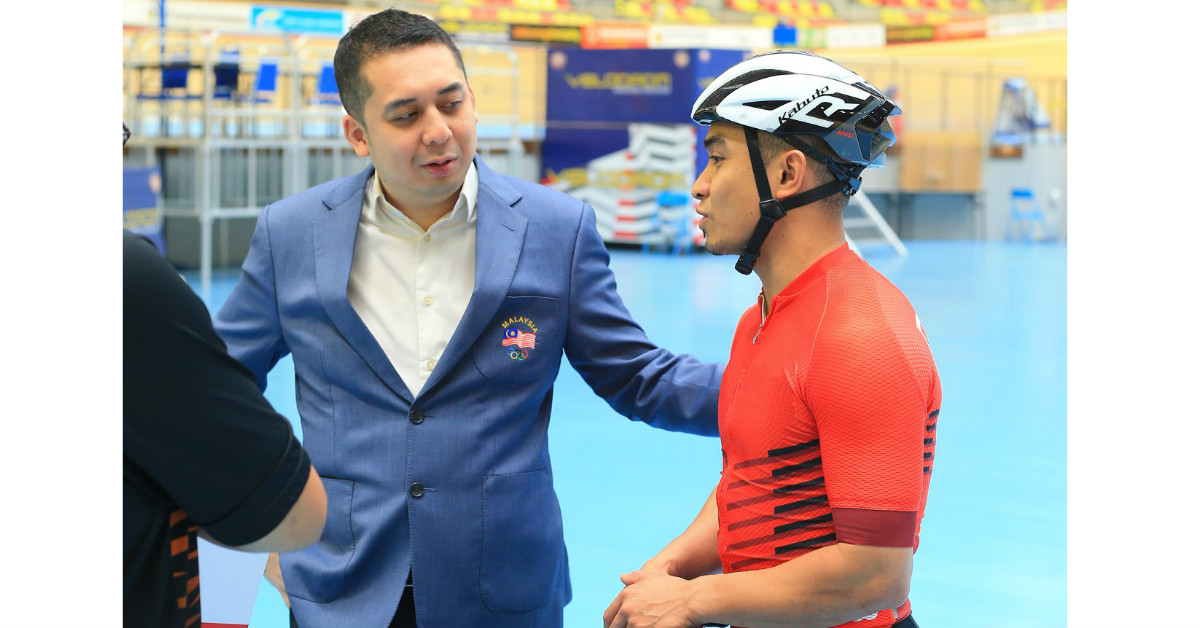 纳兹富丁（左）早前探望备战东京奥运的脚车骑士阿兹祖哈斯尼阿旺，给这位我国金牌希望打气。（大马奥理会面子书图片）