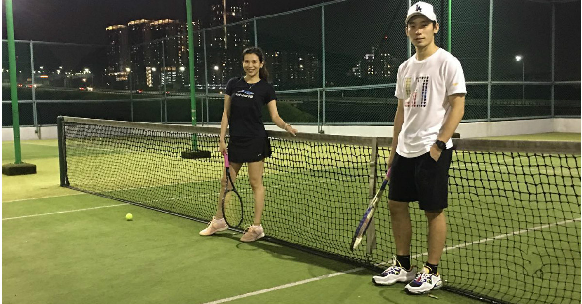 未获准重返羽球场训练，陈炳顺（右）与吴柳莹只能通过网球找跑动的感觉。（陈炳顺面子书照片）