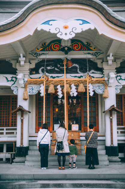  在日本也算是罕见的白色神社建筑。