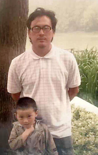 41歲客工吳利友早年和兒子合影。（ 受訪者提供）