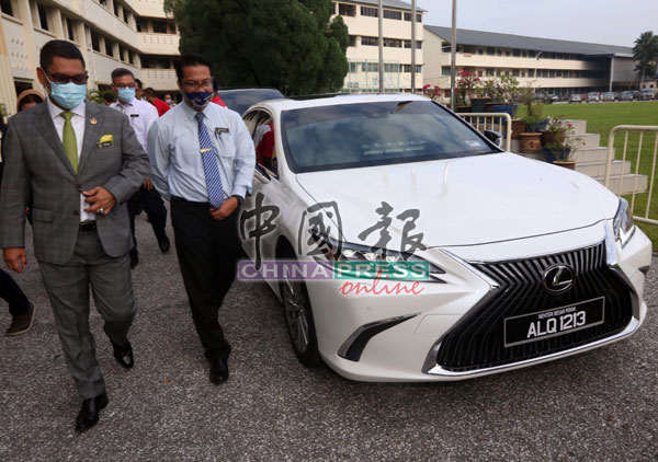 阿末法依扎（左）指出，因官车不足，州政府再添一辆新官车，有关官车为凌志品牌。