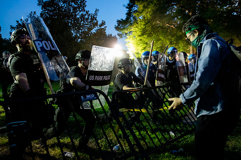白宫前的示威者试图推倒警察架设的隔栏。