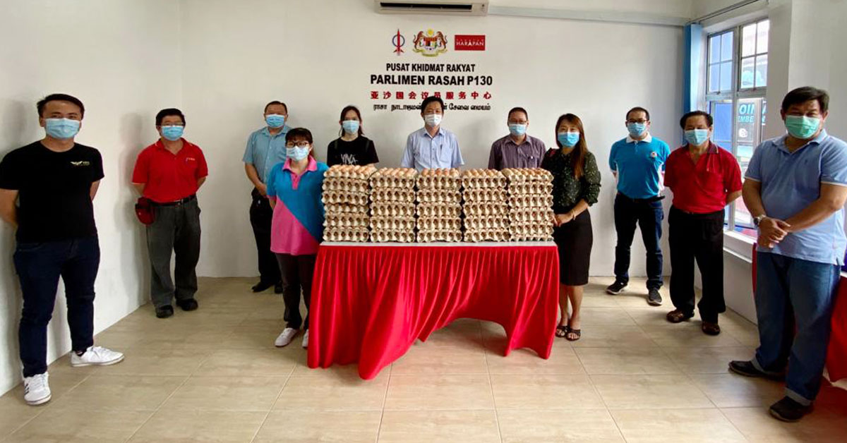 共有10间来自亚沙国会选区的华小获谢琪清（中）捐赠鸡蛋，并由家协转交给所需的清寒家庭。