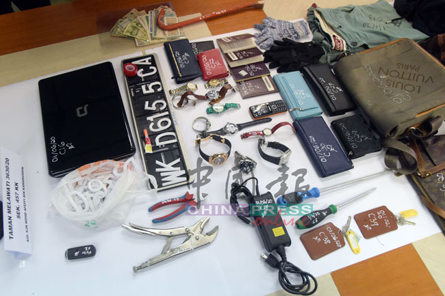 警方逮捕嫌犯时，起获大批干案工具及贼赃。