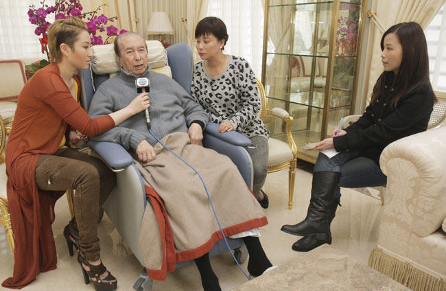 2011年1月26日，何鸿燊在三太陈婉珍（右2）家中受访，承认早前股份转让一事属实。持麦克风者为三房女儿超云。