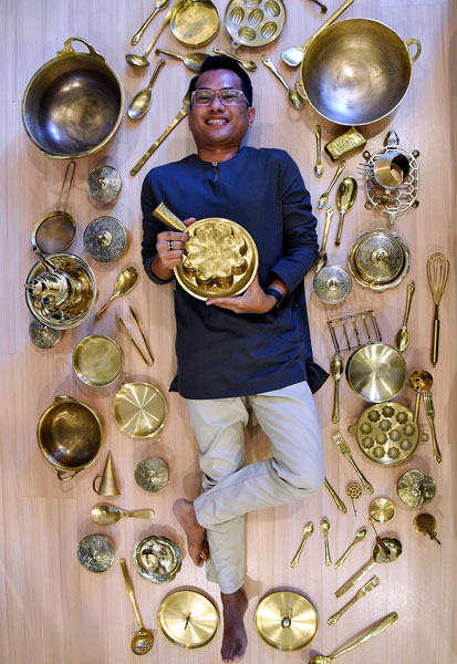 阿马莫哈末法依沙爱铜成痴，短短两年内收集许多以厨具及餐具为主的铜制器皿。（马新社）