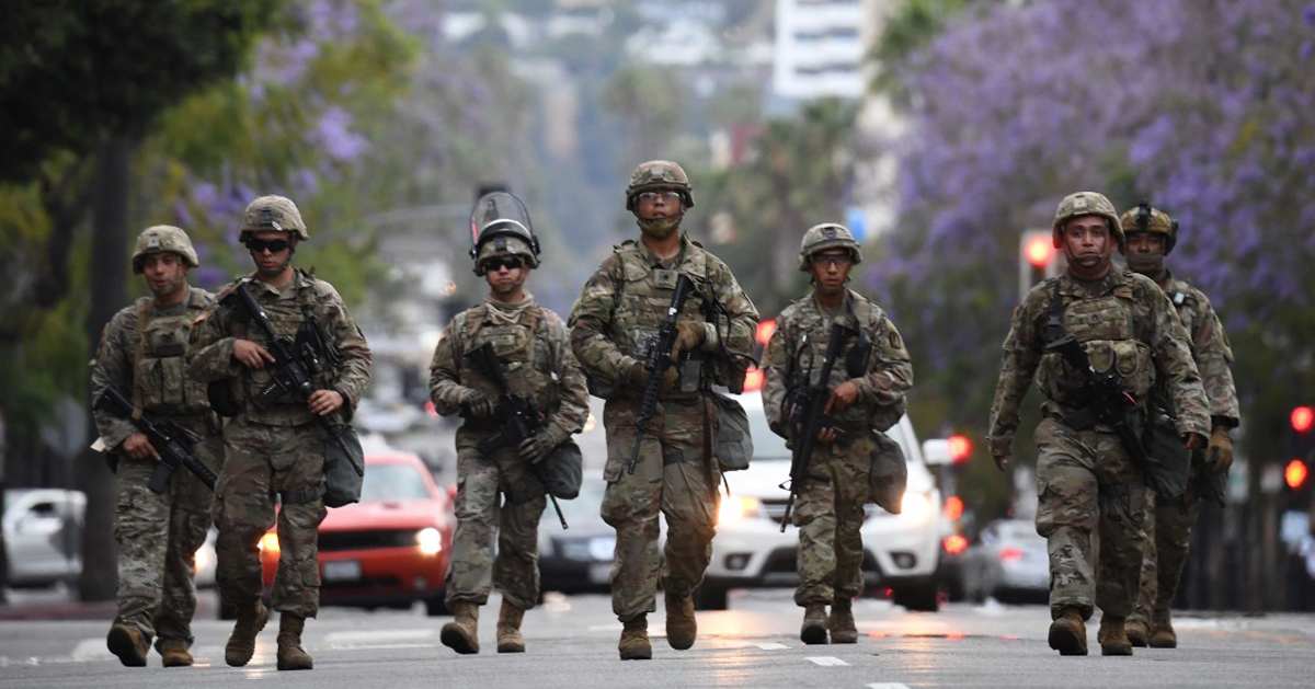 国民警卫队在洛杉矶好莱坞大道上巡逻的画面。