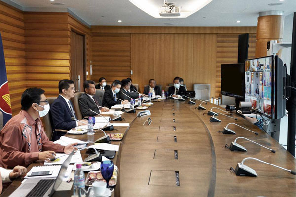  阿兹敏阿里（左2）出席东协+3经济部长特别视讯会议。