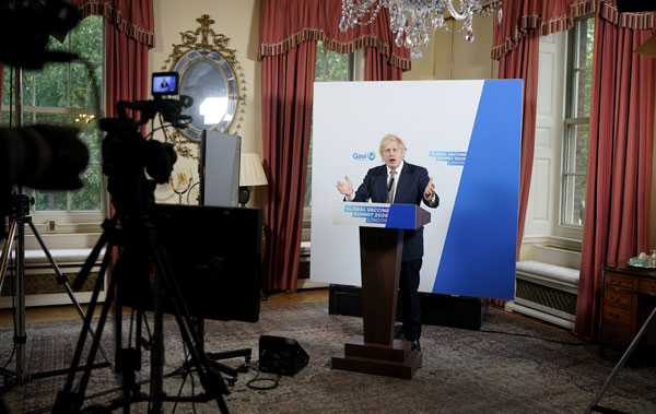 在英国伦敦首相府，首相约翰逊4日参加全球疫苗峰会视频会议并讲话。