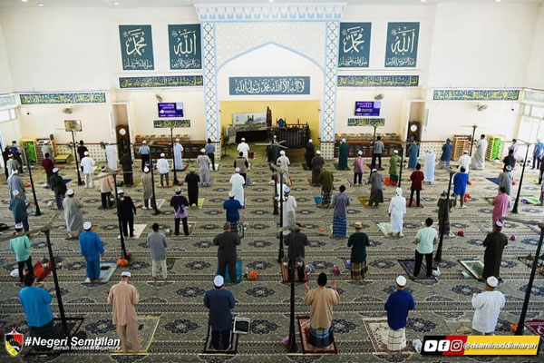 进入清真寺进行周五集体祈祷的穆斯林，必须保持一公尺安全社交距离。