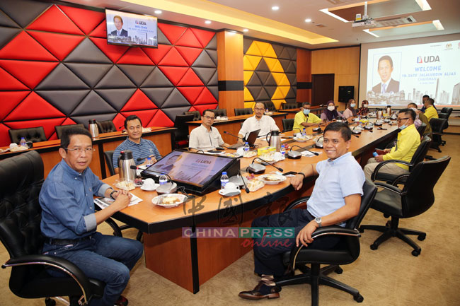 嘉拉鲁丁（左）与城市控股有限公司的董事开会商讨Angsana Mall的事宜。