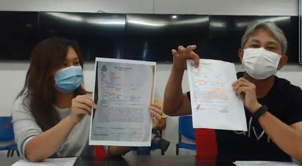 陈珊珊（左）及张秀福周五在面子书直播，展示报案纸揭发骗子的恶行。