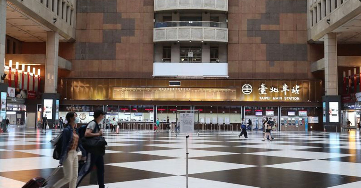 台湾在7日大解封，乘客或旅客，在搭乘台铁、高铁、国道客运大众运输时，不需再戴口罩。图为台北车站档案图。
