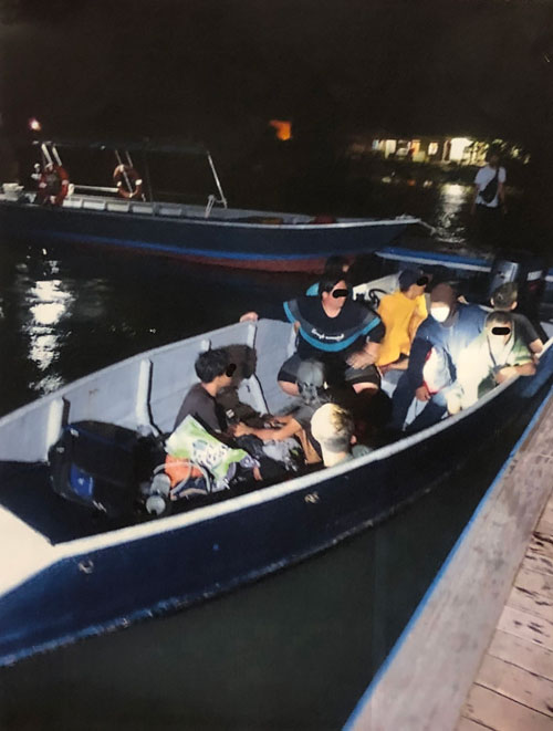 偷渡集团自2014年在柔州东岸经营非法偷渡活动，每次乘船运载偷渡者。