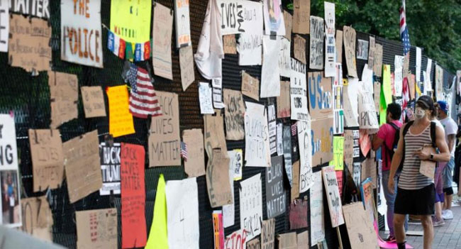 示威者在白宫安全围栏上留下许多反对警察暴力执法和反种族歧视的信息。（法新社）