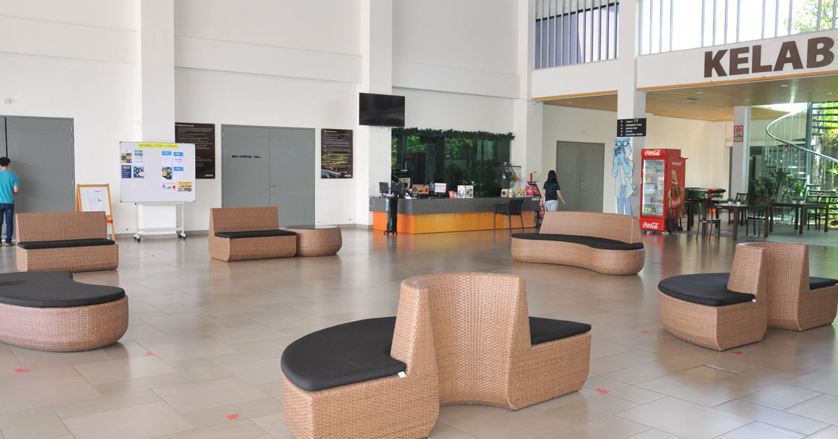 IJM S2俱乐部将大厅处的休息椅子移开，确保会员在休息时保持安全社交距离。