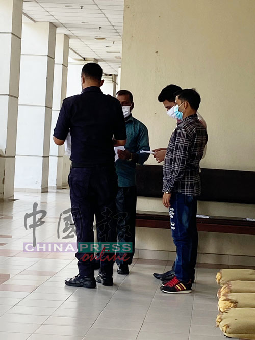 3名尼泊尔籍外劳（右起）因违反行动管制令，被控上法庭。