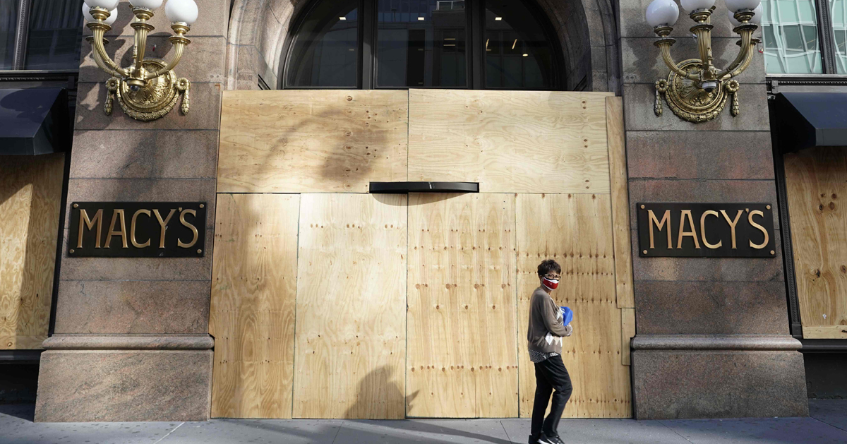 周一在纽约，梅西百货大门被木板封住，防止被暴民抢劫。（法新社）
