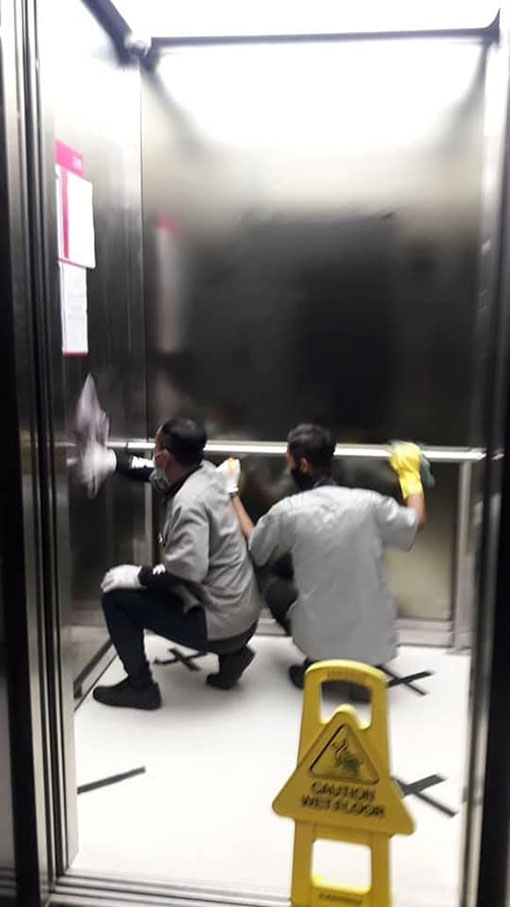 根据网友张贴的照片，随着传出有人确诊后，管理层也在大厦范围进行消毒工作，其中包括升降机。