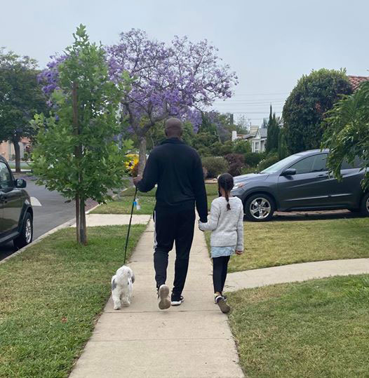 理查斯不敢独自外出散步，非得带上女儿和宠物当保护伞才能安心。