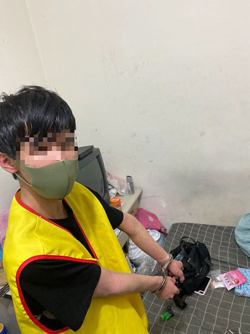 警方逮获犯案的陈嫌,并指出在住处将小红拘禁。