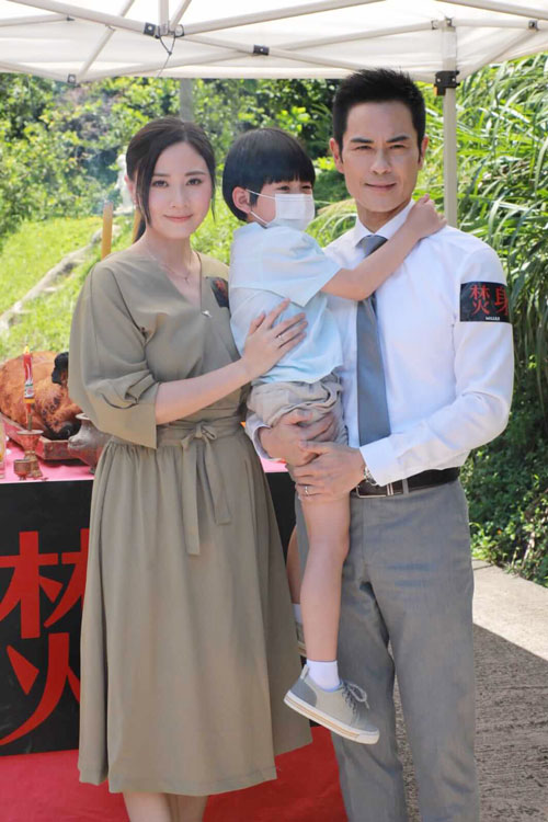 郑嘉颖戏中扮演医生，与贤妻朱晨丽育有一名儿子，后来因出轨几乎家破人亡。