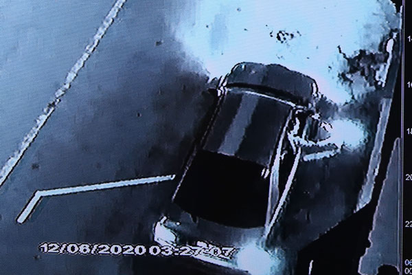 森州民政党大厦外的闭路电视拍摄到一个男子从车内抛下点燃后的火苗丢入铁栅门处。
