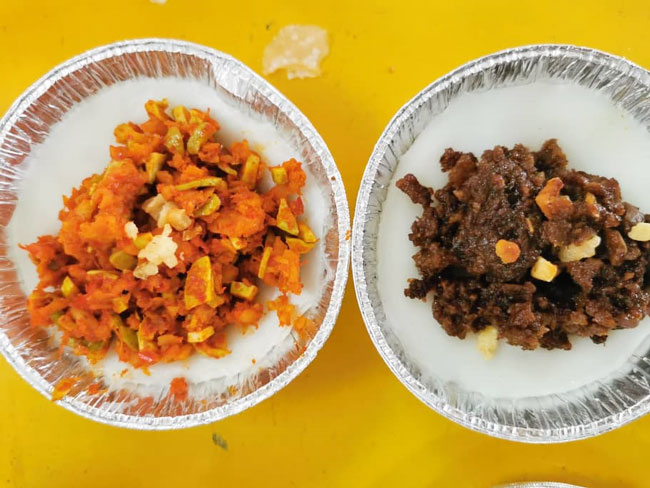 李纚谚因为热爱臭豆，特别研发水磨米浆臭豆碗仔糕（左），右为原味的碗仔糕。