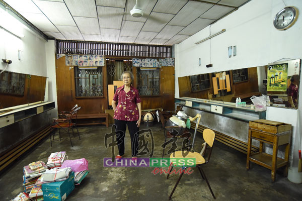 吴进凤的电发院已收拾干净,一些老旧物品,等待收藏家前来收取。