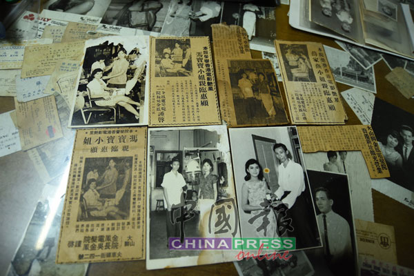 吴进凤收藏着冯宝宝和薛家燕,当年光顾其店的珍贵老照片和剪报,中下方的照片,是吴进凤与丈夫当年开店的照片。