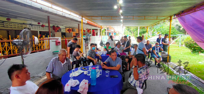 死者郑昌耀友前来送其最后一程。