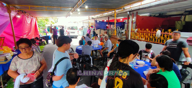 死者郑昌耀友前来送其最后一程。