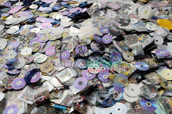 警方在过去9年，共起获1万4993张盗版光碟。