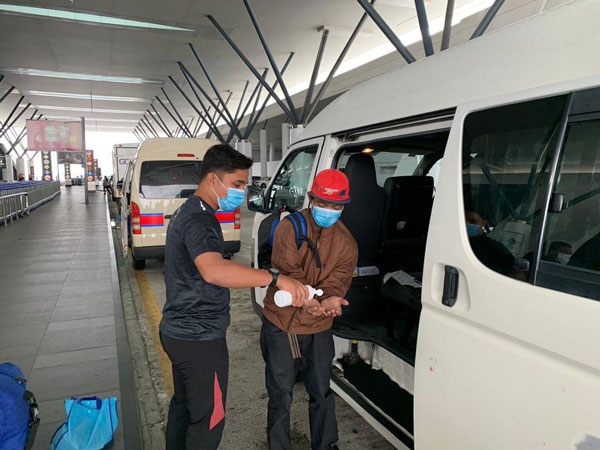 社警将男子送抵机场后，为他消毒及给予200令吉，让他充当交通费用及购买食物。