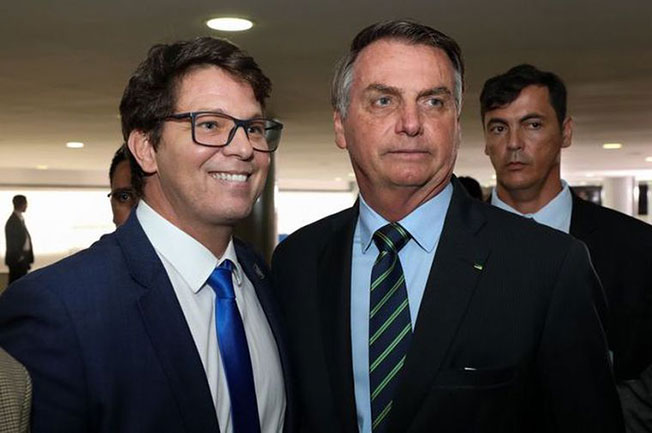 福里亚斯（与）巴西总统博尔索纳罗。
