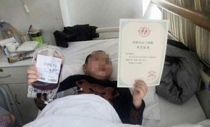 男童杨子涵捐骨髓救母。