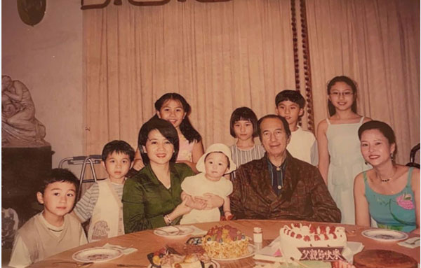何超莲分享三太陈婉珍及四太梁安琪连同儿女，为赌王庆祝父亲节的照片。
