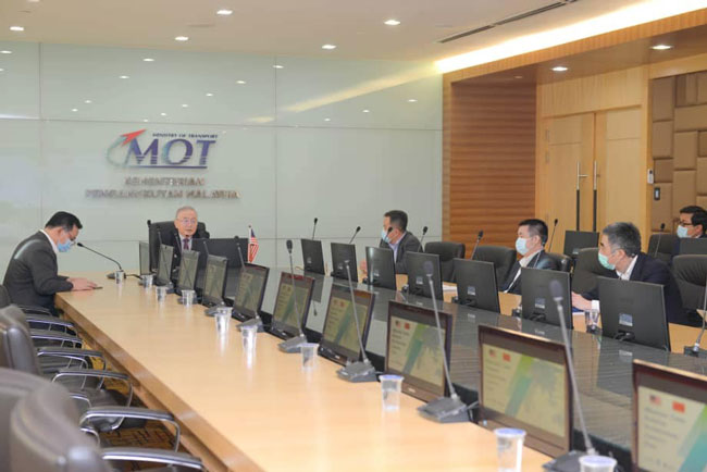 魏家祥（左2）聆听北部湾控股（马来西亚）有限公司的汇报。