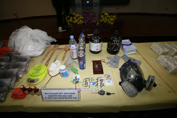 警方起获炼毒工具，以及嫌犯在炼毒时所戴上的防毒面罩。 