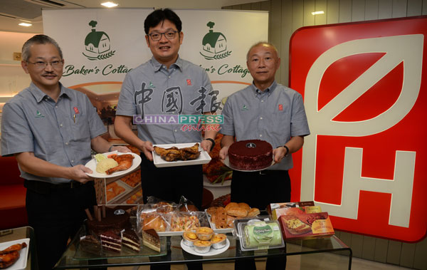 刘裕汉（中）向展示麦可思产品；左为龙合国际总财务长周永乐；右者为麦可思顾问桂涌淙。