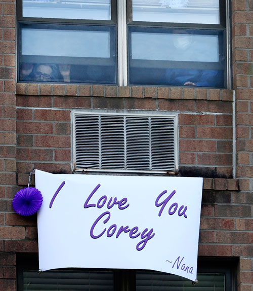 98岁外婆安德烈斯（左）的窗户外亦挂上了“我爱你卡佩罗尼（I Love You Corey）”的横额作回应。（美联社）