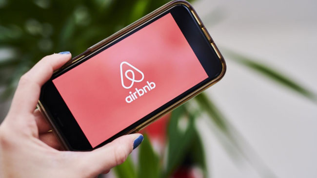 Airbnb总执行长布莱恩言论引发“集团濒临破产”揣测，但官方已回应，纯属谣言。（彭博社）