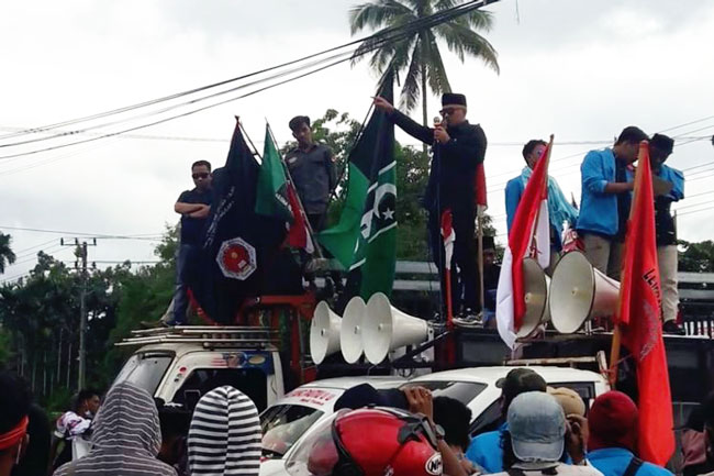 东南苏拉威西省议员苏迪尔曼周二加入抗议，并发表讲话。
