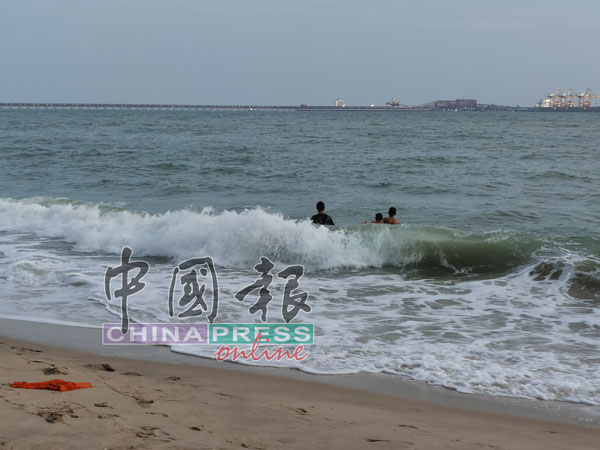 直落峇迪海面突翻起大浪，酿夺命意外。