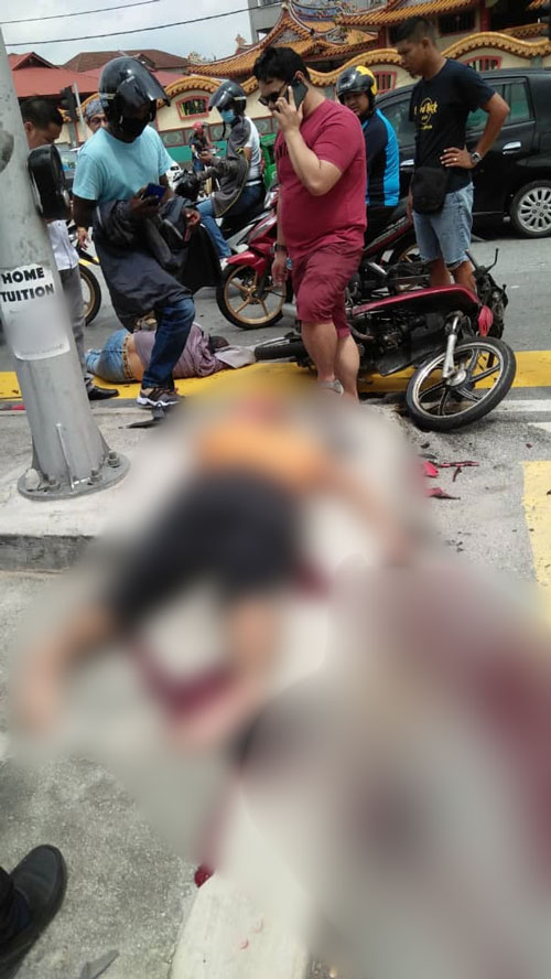 死者头部在车祸中遭受重创,当场毙命。