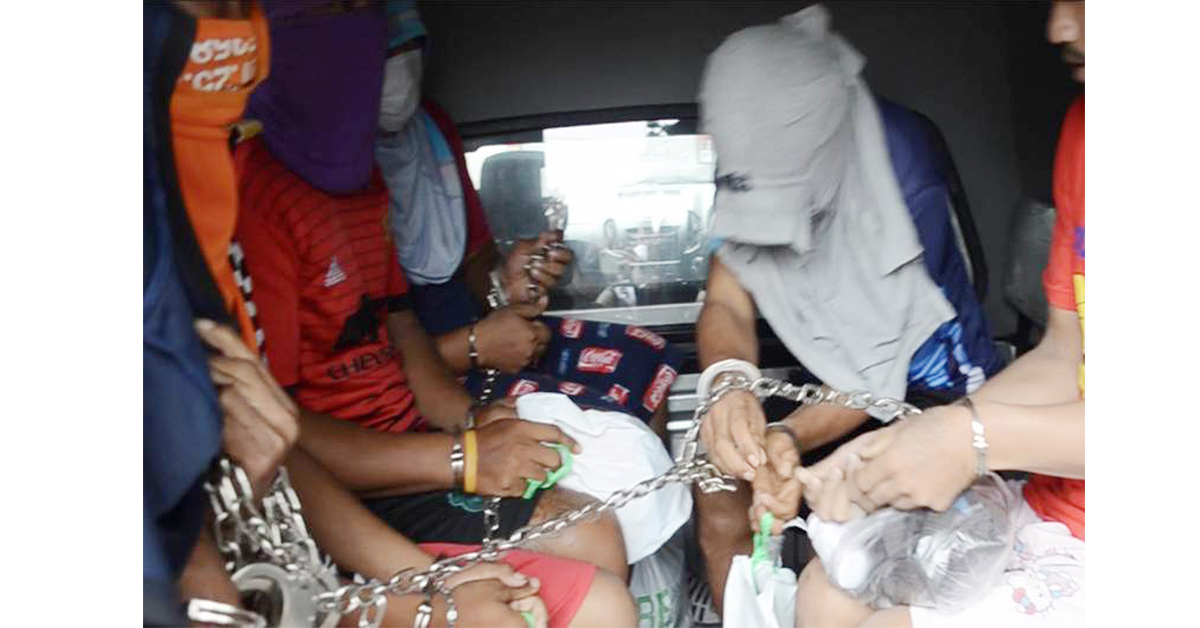 女童被轮奸案曝光后，7人被押上车带走，嫌犯头脸都用布蒙着，深怕样貌曝光。
