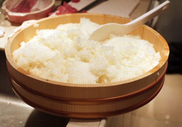 木盆会吸收多余的水气，且米饭也不容易黏在盆底，例如日式料理店的醋饭都会放入木盆中翻拌存放。