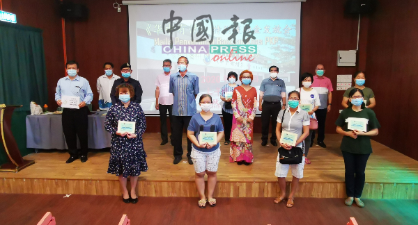 華文中學在新常態下舉辦“華中有情”特別援助金發放會。次排左起為房文寶、阿都哈林、劉愛華及康秀春等。