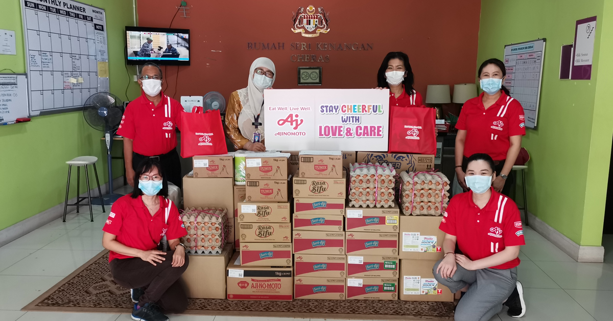 山本直子（后排右2起）移交捐赠物品给Rumah Seri Kenangan老人院负责人。