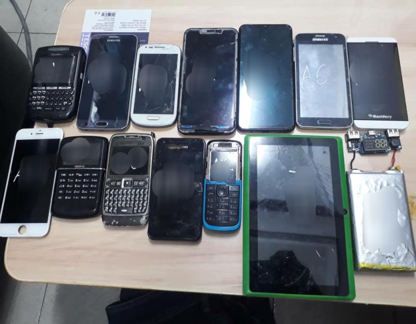 警方逮捕爆窃巨人霸级市场的手机店的嫌犯，起获12台手机。